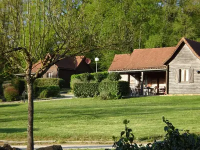 Jardin de l'établissement Les Chalets de Thegra proche de Rocamadour et Padirac