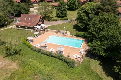 Piscine de l'établissement Les Chalets de Thegra proche de Rocamadour et Padirac ou située à proximité