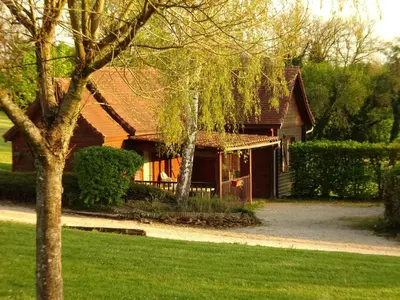 Jardin de l'établissement Les Chalets de Thegra proche de Rocamadour et Padirac
