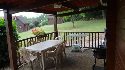 Balcon ou terrasse dans l'établissement Les Chalets de Thegra proche de Rocamadour et Padirac