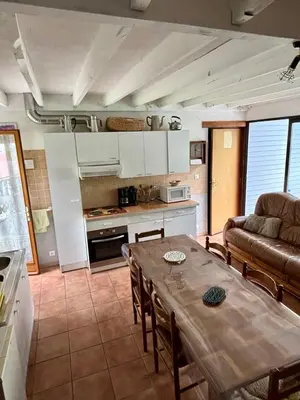 Cuisine ou kitchenette dans l'établissement Gîte 4 personnes vue sur le lac des graves - Vallée de la Jordanne,Aurillac,Cantal,Auvergne