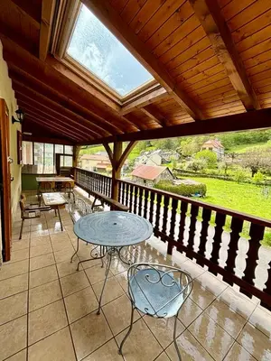 Balcon ou terrasse dans l'établissement Gîte 4 personnes vue sur le lac des graves - Vallée de la Jordanne,Aurillac,Cantal,Auvergne