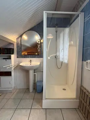 Salle de bains dans l'établissement Gite en duplex 4 personnes, Vallée de la Jordanne, Cantal