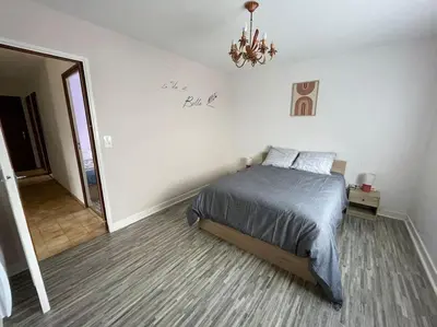 Un ou plusieurs lits dans un hébergement de l'établissement Appartement au bord du lac avec terrasse