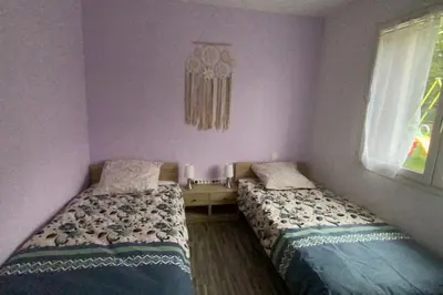 Un ou plusieurs lits dans un hébergement de l'établissement Appartement au bord du lac avec terrasse