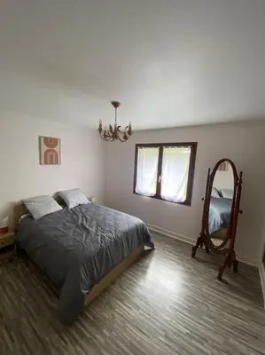 Un ou plusieurs lits dans un hébergement de l'établissement Appartement au bord du lac avec terrasse