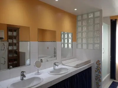 Salle de bains dans l'établissement Gite des papous Meublé de tourisme 4 épis
