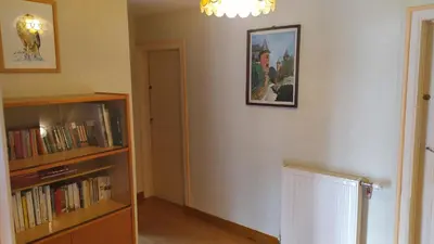 Bibliothèque dans la maison de vacances