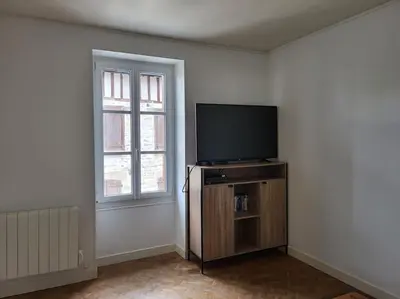 Télévision ou salle de divertissement dans l'établissement La libellule Pelaude Appartement 4-6 personnes avec terrasse