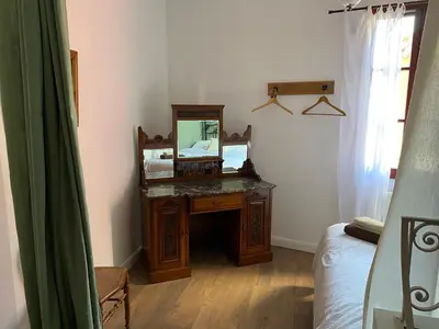 Télévision ou salle de divertissement dans l'établissement La Petite Maison à Beaulieu
