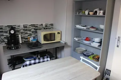 Cuisine ou kitchenette dans l'établissement Chambre atypique chez l'habitant