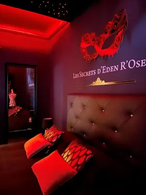Coin salon dans l'établissement Suite Love Room Les Secrets d'Eden Rose- escapade romantique à 2