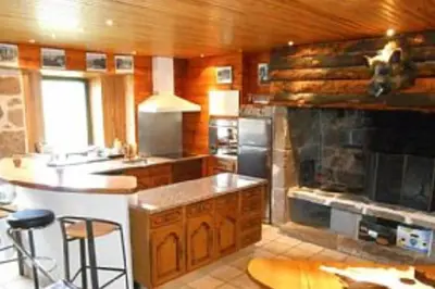 Cuisine ou kitchenette dans l'établissement Maison au Giraldès Le Claux Puy Mary Volcan chalet