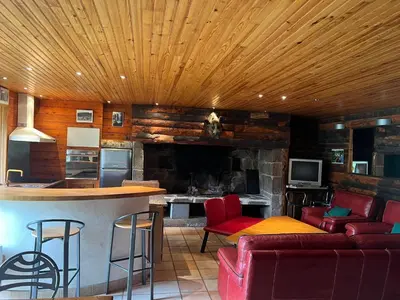 Cuisine ou kitchenette dans l'établissement Maison au Giraldès Le Claux Puy Mary Volcan chalet
