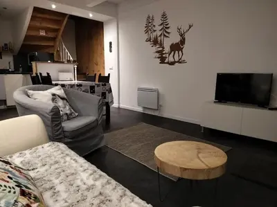 Télévision ou salle de divertissement dans l'établissement La Ramure, maison de village