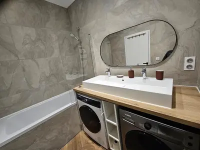 Salle de bains dans l'établissement Appartements 4, 5 et 10 personnes rénovés en centre-ville