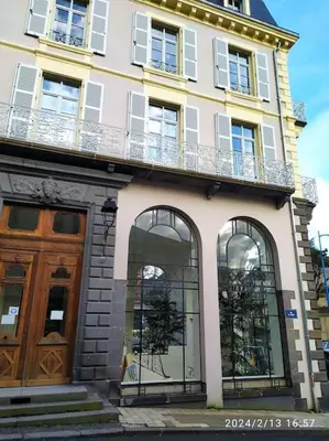 Façade ou entrée de l'établissement Grand T2 de charme, confort 3*, face aux Thermes.