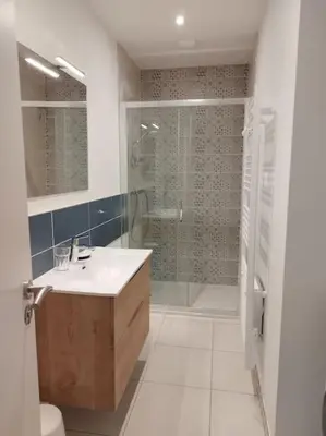 Salle de bains dans l'établissement Grand T2 de charme, confort 3*, face aux Thermes.