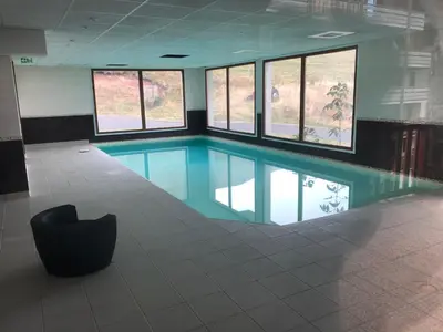 Piscine de l'établissement Appartement bellevue sur les hauteurs de Super-Besse ou située à proximité