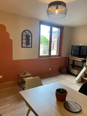 Télévision ou salle de divertissement dans l'établissement Gîte Résidence des Pères