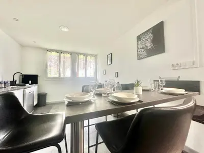 Coin salon dans l'établissement Le Monochrome, spacieux et adapté aux familles