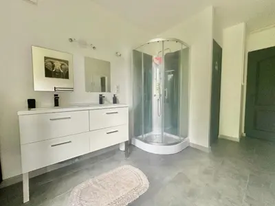 Salle de bains dans l'établissement Le Monochrome, spacieux et adapté aux familles