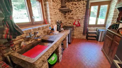Cuisine ou kitchenette dans l'établissement Authentique moulin tout inclus-Moulin de Lavaugarde