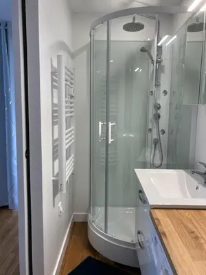 Salle de bains dans l'établissement Logement T2 neuf-évasion en Corrèze