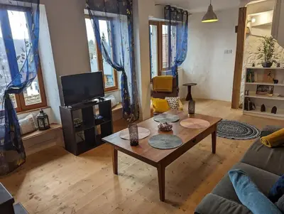Télévision ou salle de divertissement dans l'établissement Le Petit Perchoir à Aubusson