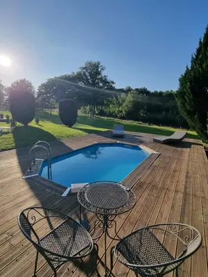 Piscine de l'établissement gîte avec piscine et étang Sarrazac Dordogne ou située à proximité