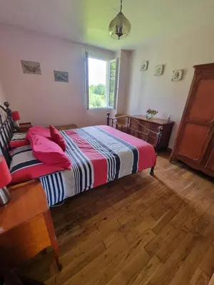 Un ou plusieurs lits dans un hébergement de l'établissement gîte avec piscine et étang Sarrazac Dordogne