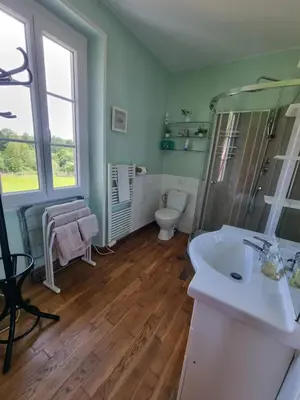 Salle de bains dans l'établissement gîte avec piscine et étang Sarrazac Dordogne