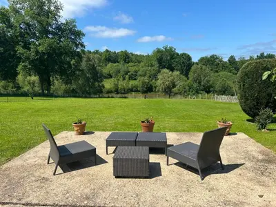 Jardin de l'établissement gîte avec piscine et étang Sarrazac Dordogne