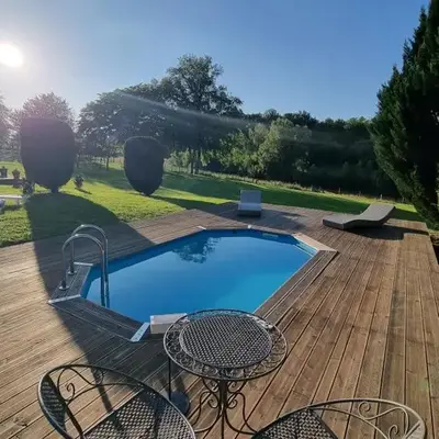 gîte avec piscine et étang Sarrazac Dordogne