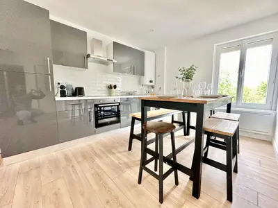 Cuisine ou kitchenette dans l'établissement Le Renouveau, neuf et tout équipé