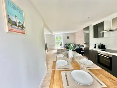 Cuisine ou kitchenette dans l'établissement Le Renouveau, neuf et tout équipé