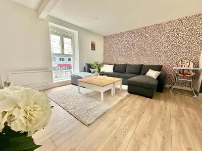 Coin salon dans l'établissement Le Renouveau, neuf et tout équipé
