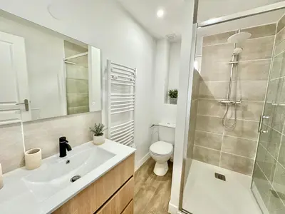 Salle de bains dans l'établissement Le Renouveau, neuf et tout équipé