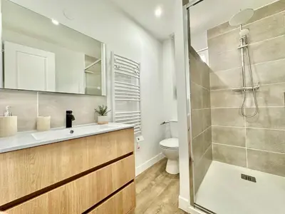 Salle de bains dans l'établissement Le Renouveau, neuf et tout équipé