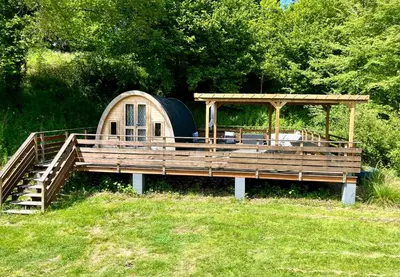 Jardin de l'établissement Aux Étangs de Jourgnac - Cabane MégaPod