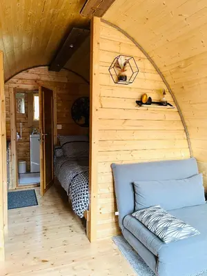 Coin salon dans l'établissement Aux Étangs de Jourgnac - Cabane MégaPod