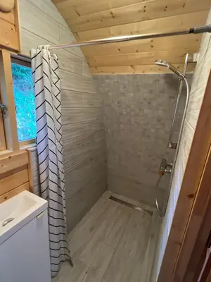 Salle de bains dans l'établissement Aux Étangs de Jourgnac - Cabane MégaPod