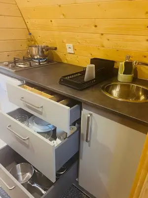 Cuisine ou kitchenette dans l'établissement Aux Étangs de Jourgnac - Cabane MégaPod