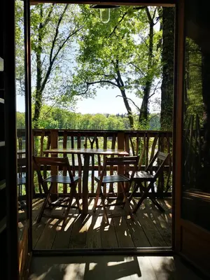 Balcon ou terrasse dans l'établissement Les cabanes au bord du lac