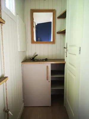 Cuisine ou kitchenette dans l'établissement Les cabanes au bord du lac