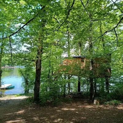 Les cabanes au bord du lac