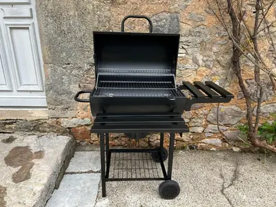 Barbecue disponible mis à disposition des clients de la maison de vacances