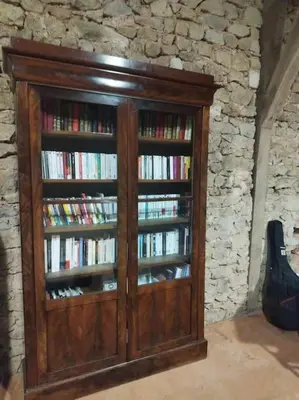 Bibliothèque dans la maison de vacances