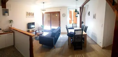 Télévision ou salle de divertissement dans l'établissement Vacances en famille 3 étoiles à 30min des pistes de Ski Mont Dore Sancy