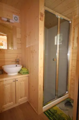 Salle de bains dans l'établissement Les Roulottes de la Dordogne